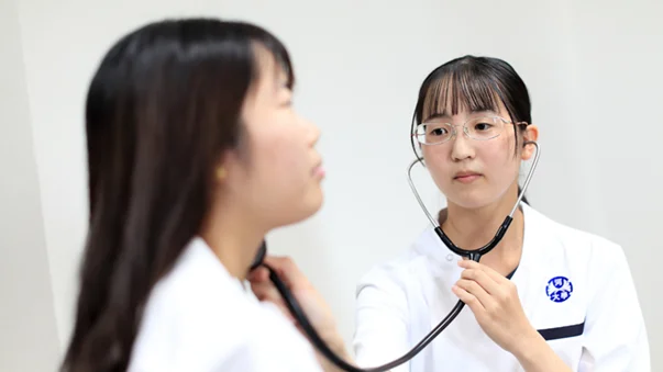 言語聴覚士を目指す学生が実習をしている様子
